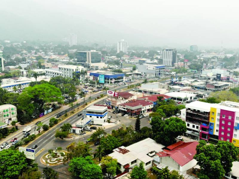 Panorámica aérea de la zona sur de San Pedro Sula, se aprecian varios hoteles importantes.