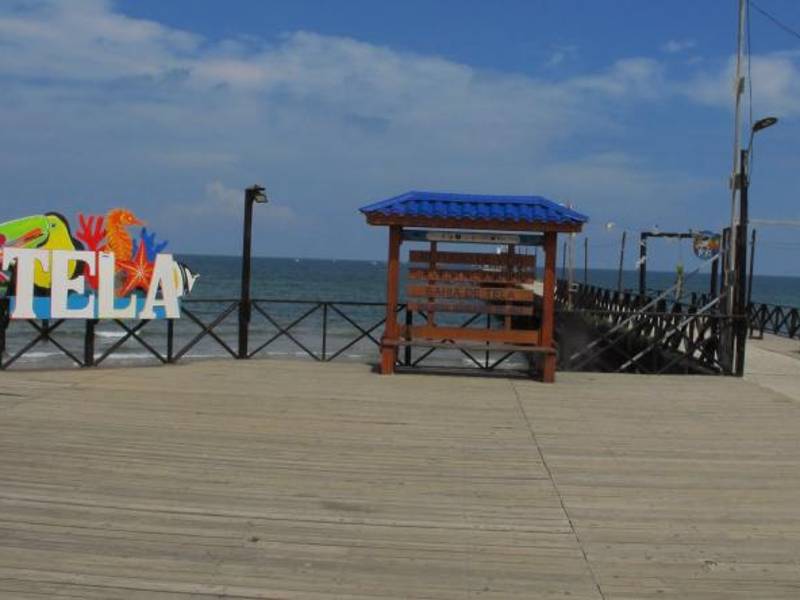Los principales sitios turísticos de Tela permanecen vacíos, empresarios y autoridades Turismo esperan que la situación mejore una vez se levante la prohibición de ingresar al mar.