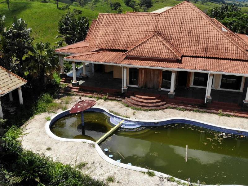 created by dji cameraEn ruina está la propiedad, ubicada en lo alto de una colina, a unos tres kilómetros de El Paraíso, Copán. La piscina está sucia, hay moho en el interior de la casa y el piso está levantado.