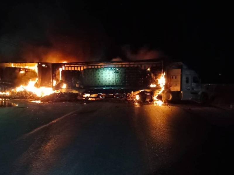 Grupos criminales quemaron varios vehículos en las principales calles y avenidas de Zacatecas en una violenta jornada.