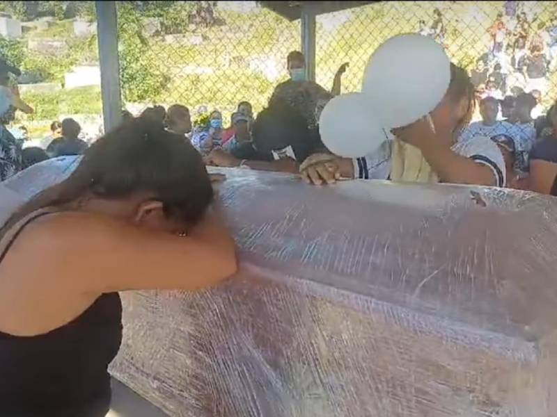 Familiares y amigos le dieron el último adiós a María Antonia Cruz en monte Placentero, Roatán.