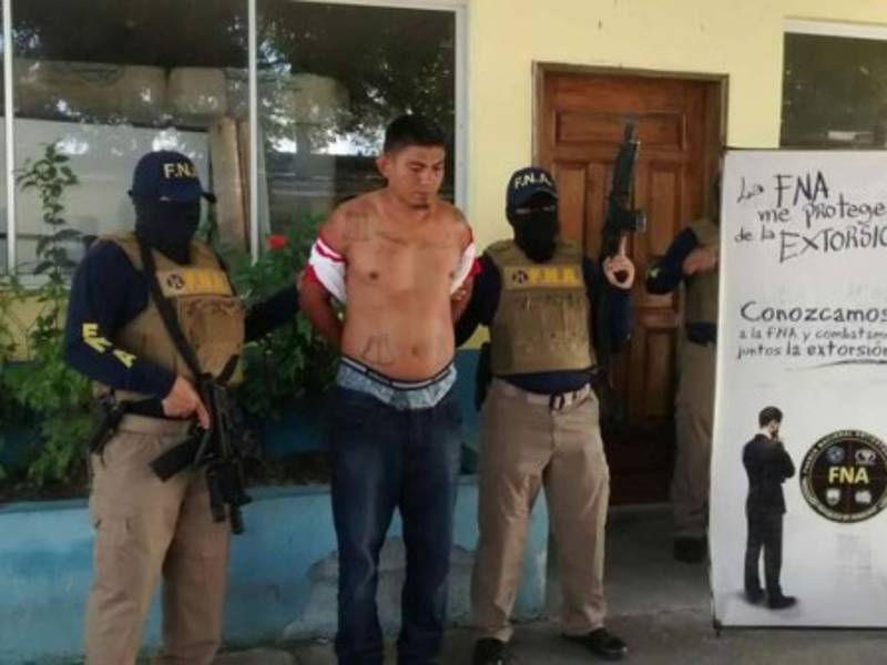 Roberto Javier Alemán Castellón alias 'El Largo' custodiado por agentes de la Fuerza Nacional Antiextorsión (FNA). Foto de archivo.