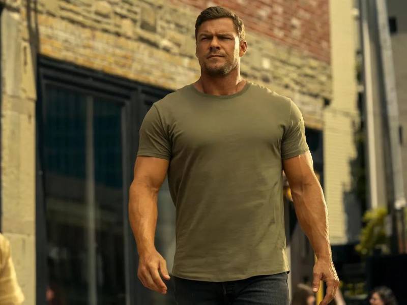 Jack Reacher es interpretado por Alan Ritchson.