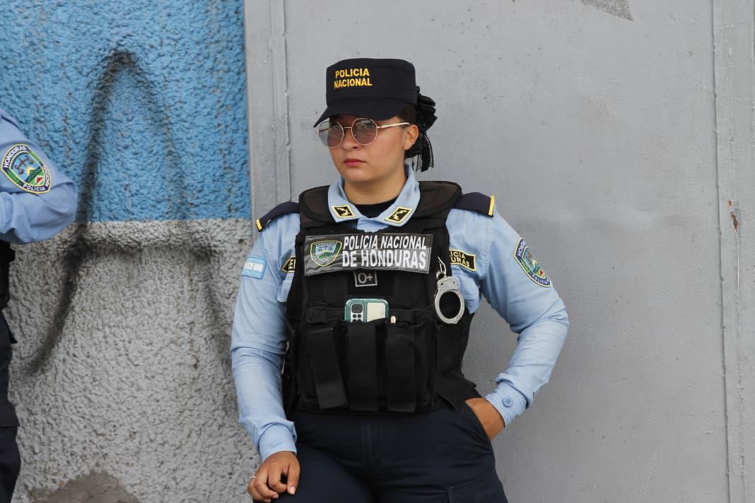 Olimpia-Motagua: Exgoleador aparece como Policía, susto y chica del 911 cautiva