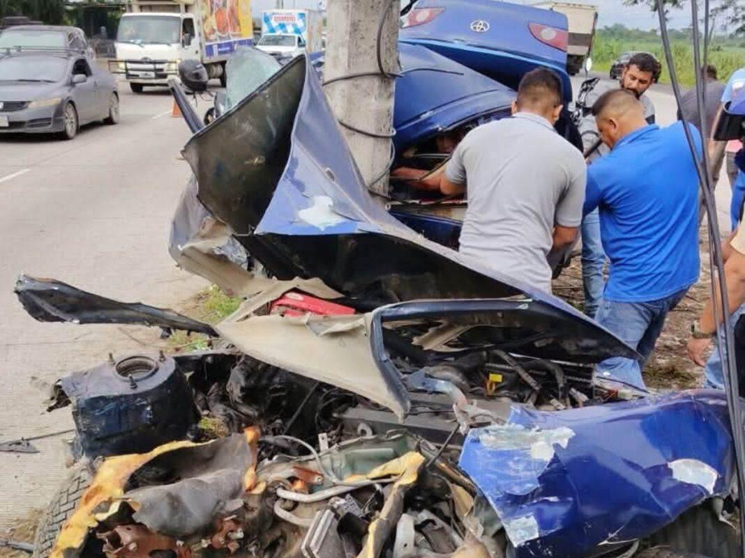 El carro quedó destrozado, pero Alexander sobrevive de milagro tras choque en San Manuel