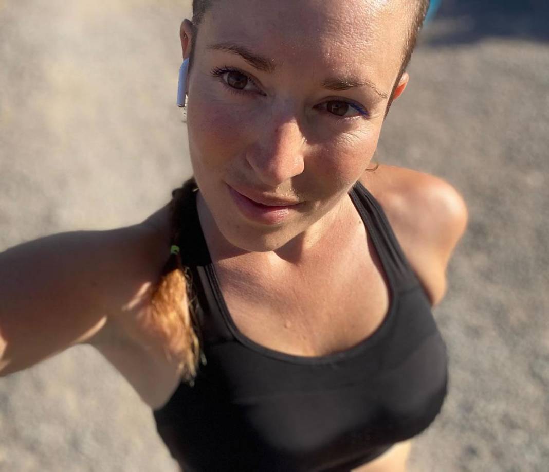 “Tira a tomar por cu** tú. ¿Que me pesa el cu**? ¿Tú sabes lo que he tenido que sufrir toda mi vida con el peso para que tú me digas eso? ¿Compitiendo a nivel nacional y todavía diciéndome que me pesa el cu**?”, le respondió Sopeña, que después dijo que “lo triste es que personas como esta nunca van a entender nada”.