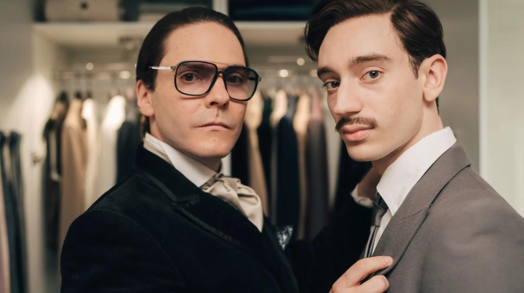 En la serie se cuenta todo sobre todo su relación con el dandi Jacques de Bascher (interpretado por Théodore Pellerin), el gran amor de su vida.