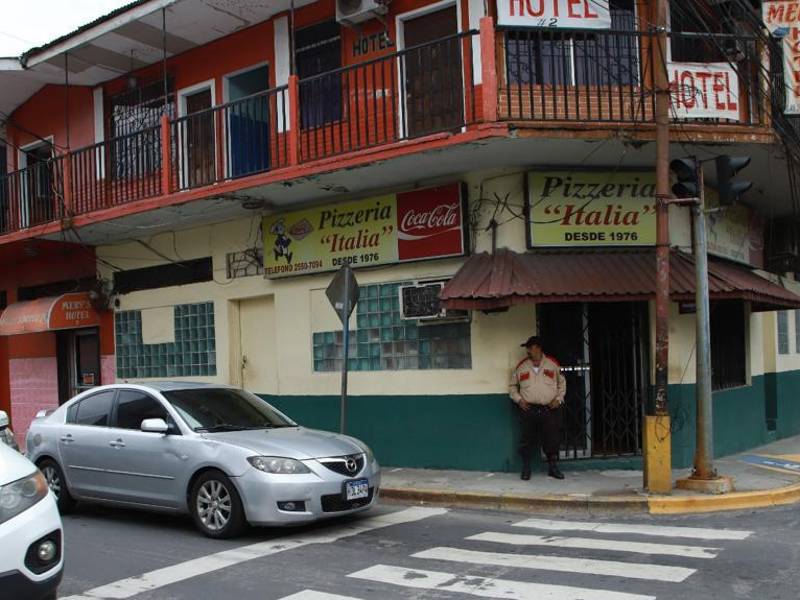Desde 1976 “la verdadera delicia italiana” deleita a los sampedranos con sus pizzas. La pizzería Italia ubicada en la 1 calle, 7 avenida del barrio El Centro. Este restaurante ha sobrevivido a las dificultades con el paso del tiempo y aunque han surgido muchos nuevos negocios que ofrecen pizzas artesanales, este sigue siendo un pionero, con sus sabores inigualables que te hacen querer estar en Italia.