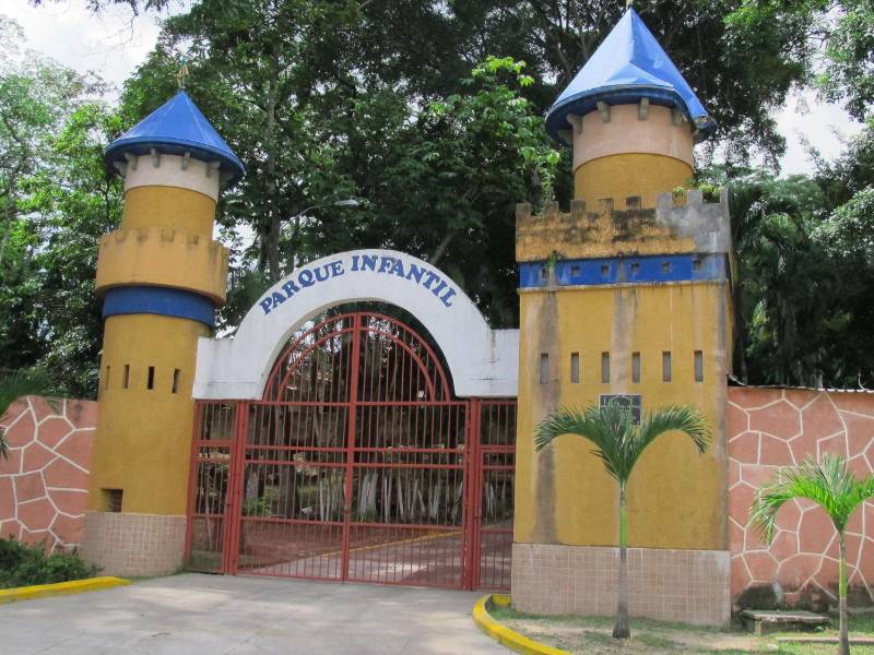 Entrada al parque infantil Presentación Centeno