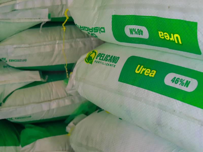 Empleados de tiendas de insumos agrícolas informaron que el saco de urea costaba antes de la guerra L800, ahora, L890.