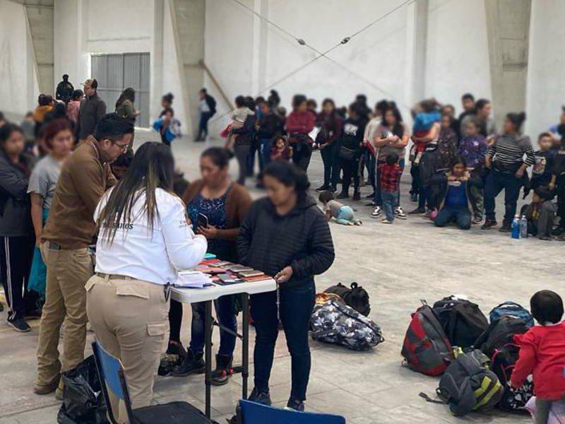 Un grupo de migrantes es procesado por las autoridades mexicanas.