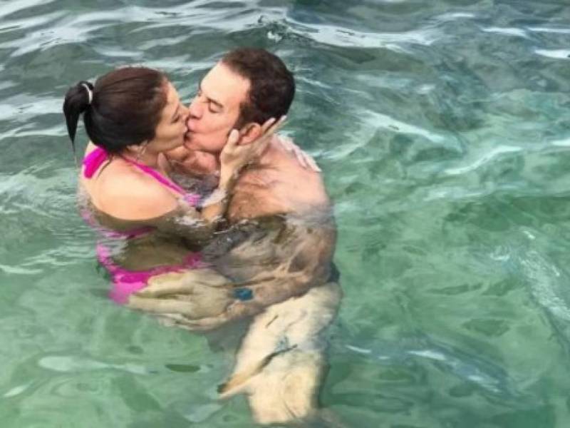 Salvador Nasralla está casado con Iroshka Elvir con quien tiene dos hijos.