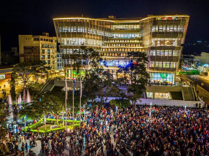 El presidente de El Salvador, Nayib Bukele, inauguró el martes una moderna bibloteca en la capital San <b>Salvador</b>, construida a un costo de 54 millones de dólares otorgados por China como cooperación no reembolsable.