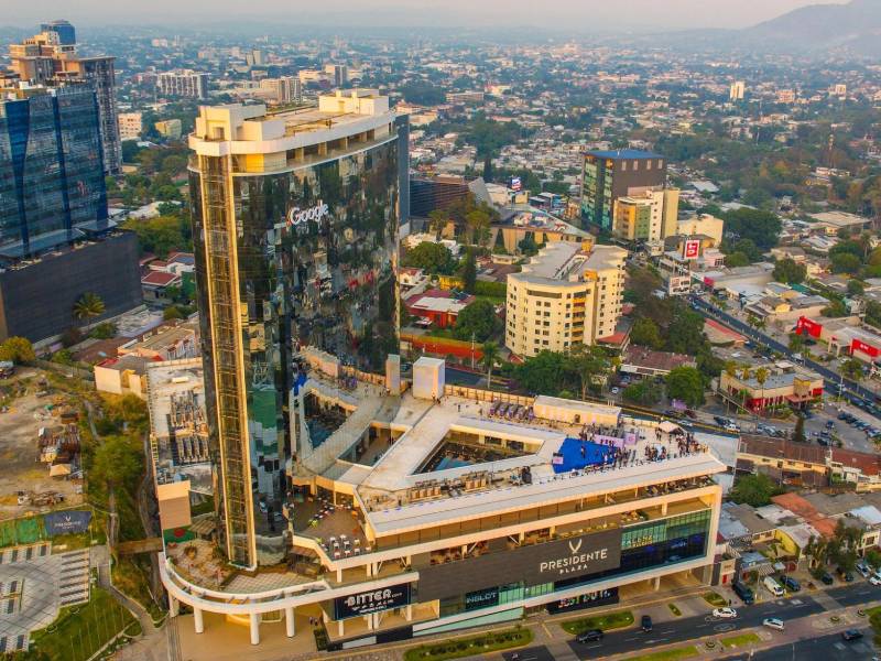 Google inauguró la oficina en un edificio moderno ubicado en San Salvador. En agosto de 2023, ese gigante tecnológico y la administración de Bukele suscribieron un acuerdo para digitalizar el gobierno y emplear tecnología de punta, como la inteligencia artificial, en la salud y educación.