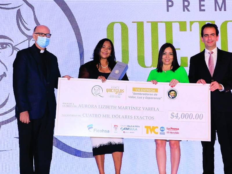 Aurora Martínez recibió su premio y un monto en efectivo por parte de los directivos de Osovi, subió el escenario junto con su hija. Fotos: Moises Valenzuela.