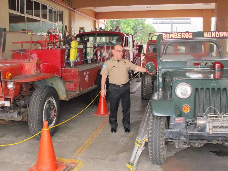 El teniente coronel, Daniel Rivera López en la estación de bombero.