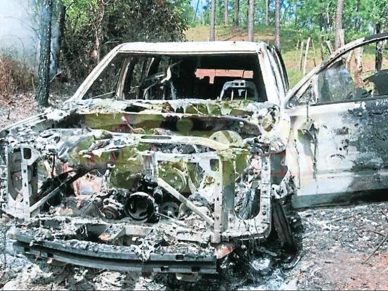 <b><span class=mln_uppercase_mln>Escena.</span></b> La lujosa camioneta fue encontrada incendiada con cuerpos humanos en su interior en San Pedro de Catacamas.