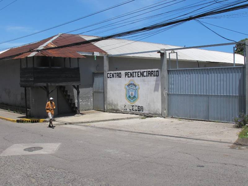 El viejo edificio del centro penal ceibeño fue cerrado a mediados de enero luego del traslado de los reclusos. El inmueble será derribado para dar paso a un mercado artesanal; sin embargo, la obra está parada.