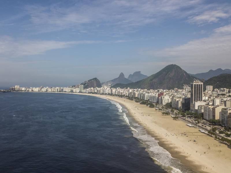 Tras hallar altos niveles de cocaína en ríos que rodean a Río de Janeiro, se estudió a tiburones. Playa de Copacabana.