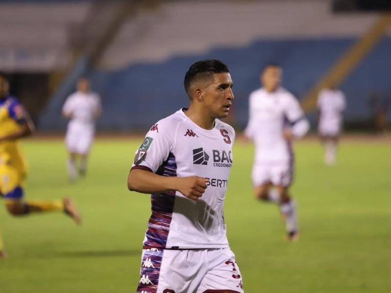 Michaell Chirinos disputó su primer partido con el Saprissa de Costa Rica.