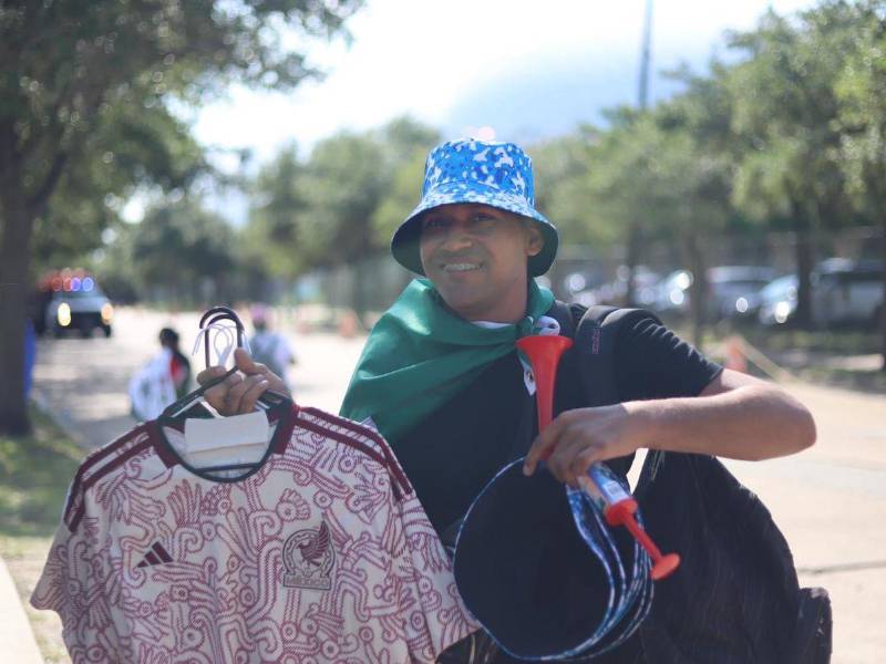 En las afueras del recinto deportivo tejano hay varios emprendedores que se quieren ganar unos dólares de demás vendiendo camisetas de Honduras y México.