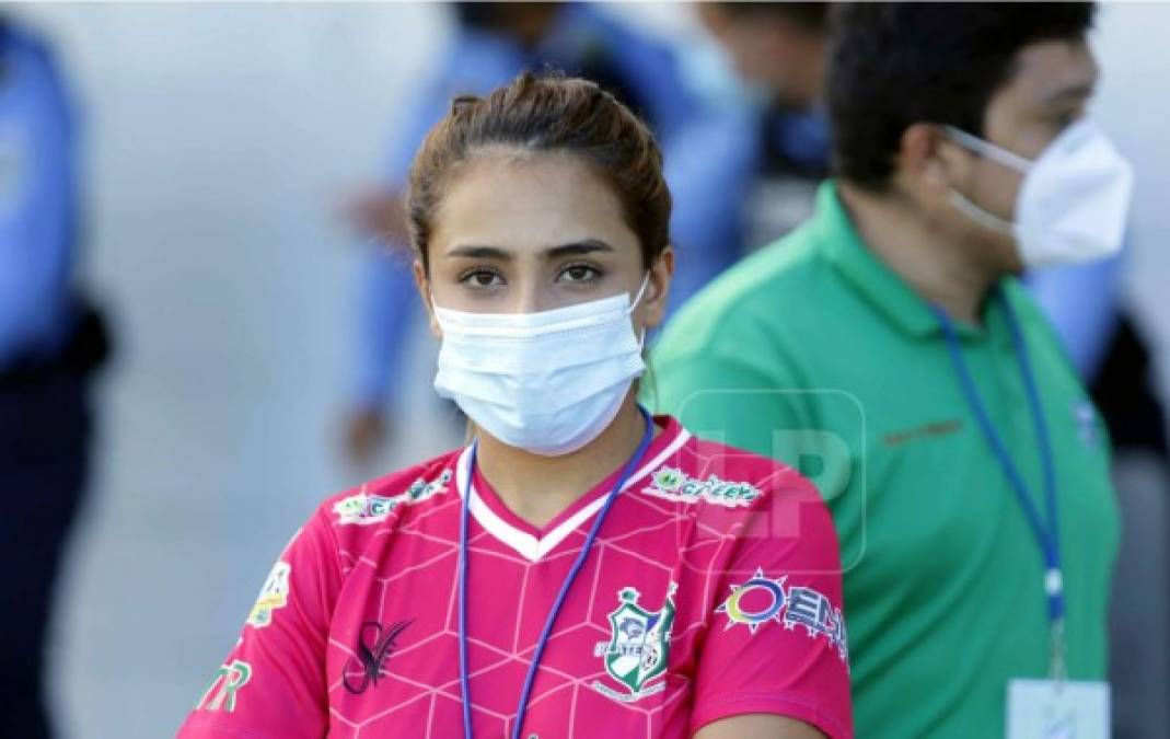 Esta guapa mujer con la camiseta del Platense en la cancha del estadio Excélsior.