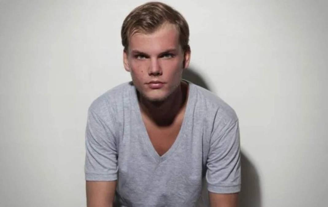 Avicii<br/>Los informes forenses indican que el DJ sueco murió tras quitarse la vida el pasado 20 de abril de 2018, pero Anonymous indica que el artista también sabía sobre personajes involucrados en la trata de personas, algo de lo que dio pistas en el video musical de la canción 'For a better day', que trata sobre la esclavitud sexual infantil.