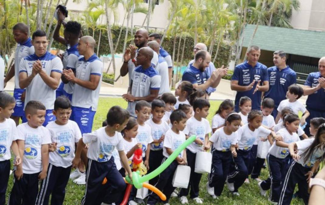 El plantel de la Selección de Honduras dejó el fútbol a un lado para compartir con los niños.
