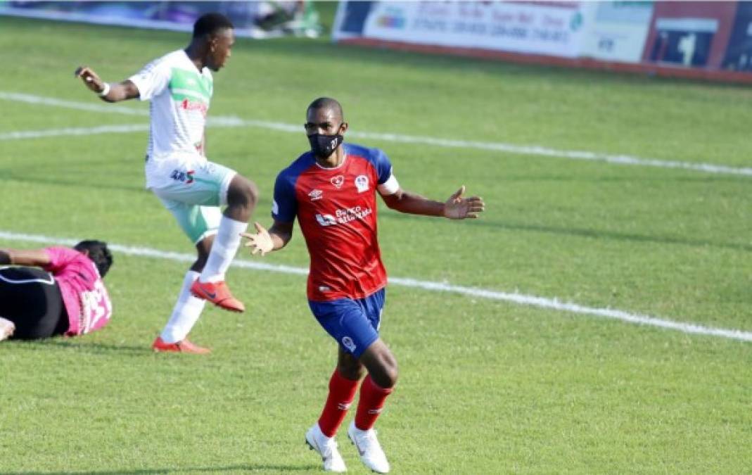 Bengtson celebrando su gol contra el Platense.