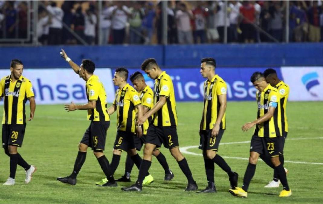 Así iban los jugadores del Real España al vestuario tras el primer tiempo.