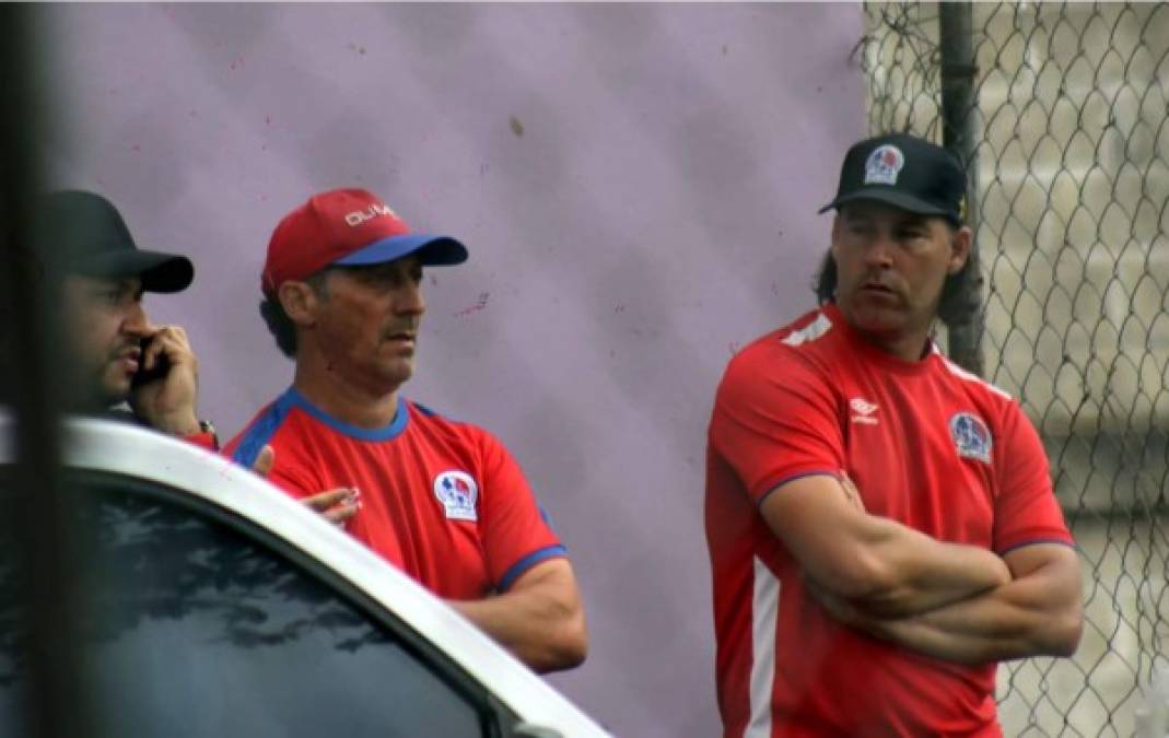Pedro Troglio y Gustavo Reggi no estuvieron en el banquillo del Olimpia en Tocoa por sanción. El técnico argentino sufrió viendo el juego desde otro lado del estadio.