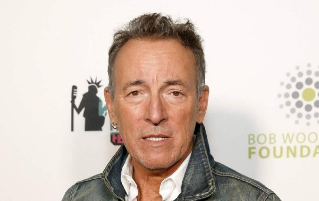 Bruce Springsteen<br/><br/>Acudió a una primaria católica, donde a menudo se metía en problemas. En una entrevista contó que, cuando iba en tercer grado, una monja lo metió en un bote de basura debajo de su escritorio y le dijo que era ahí adonde pertenecía. Fue monaguillo, y una vez el sacerdote lo golpeó en plena misa para controlarlo.<br/><br/>En 2013, el profesor Azzan Yadin-Israel, de la Universidad Rutgers creó el curso 'La teología de Bruce Springsteen', en el que trataba de demostrar que su obra musical está llena de referencias a la Biblia.<br/><br/>Según explicó el académico a The Huffington Post, temas como 'Jesus was an Only Son', 'Adam Raised a Cain', 'The Promised Land' y 'Into the Fire' son ejemplo de ello.<br/>