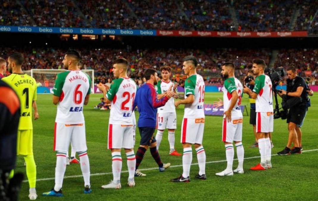 Los jugadores del Alavés salieron antes del túnel de vestuario y esperaron a los blaugrana aplaudiendo en su salida.