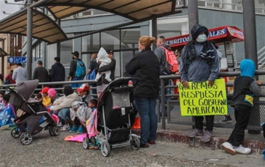 Las instalaciones de acogida sobrecargadas con niños sin acompañantes dieron munición a los críticos republicanos al tiempo que causó molestia entre los seguidores de Biden.