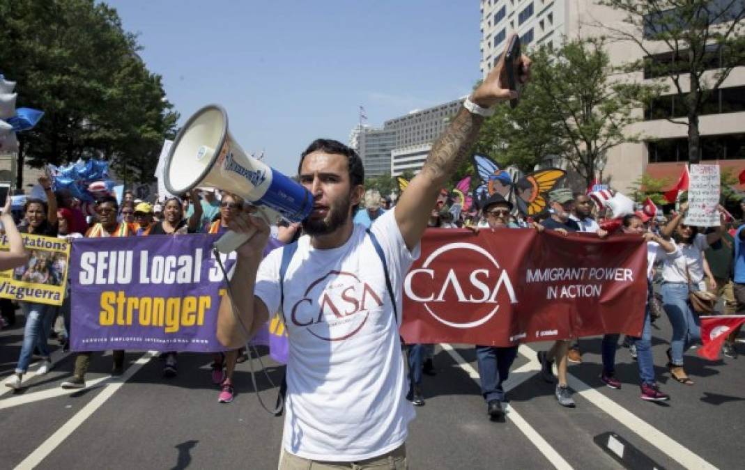 Las protestas también se extendieron a Washington D.C., donde cientos de personas se manifestaron frente a la Casa Blanca tras el anuncio del fiscal general, Jeff Sessions, sobre la revocación del DACA.