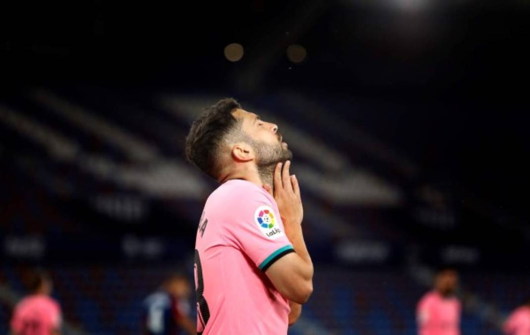Jordi Alba y su decepción tras el empate del Barcelona ante Levante.