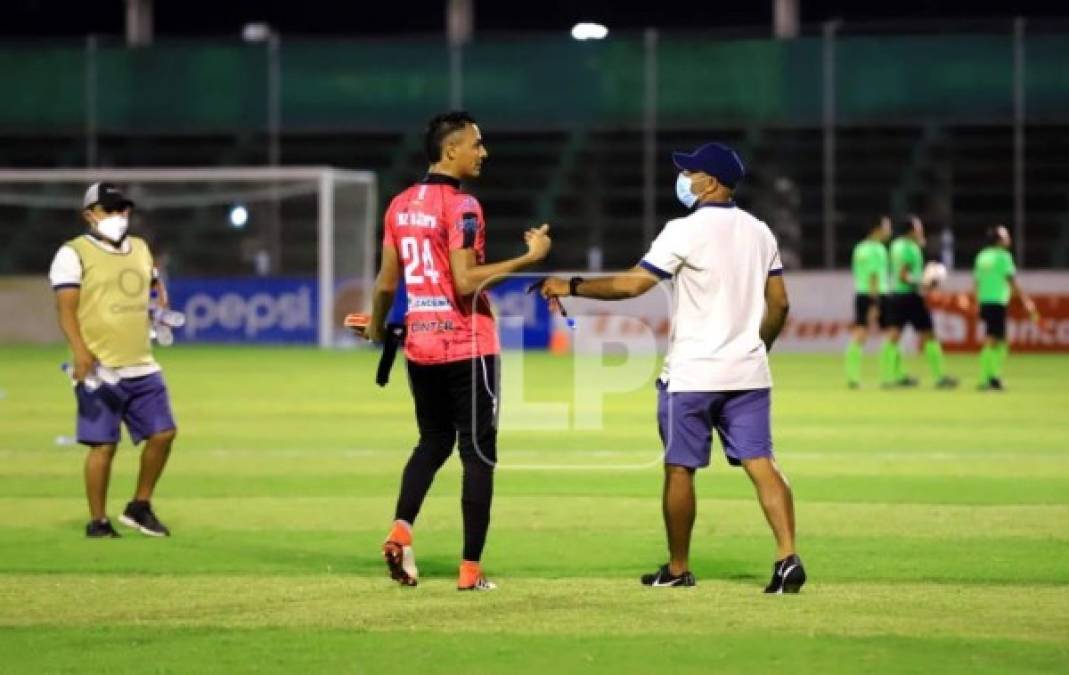 Ninrod Medina hablando con el portero del Platense, José Mariano Pineda.