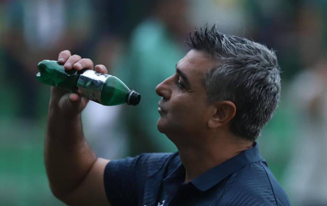 Diego Vázquez hizo el gesto de estar tomando con la botella que le lanzaron los aficionados del Marathón.