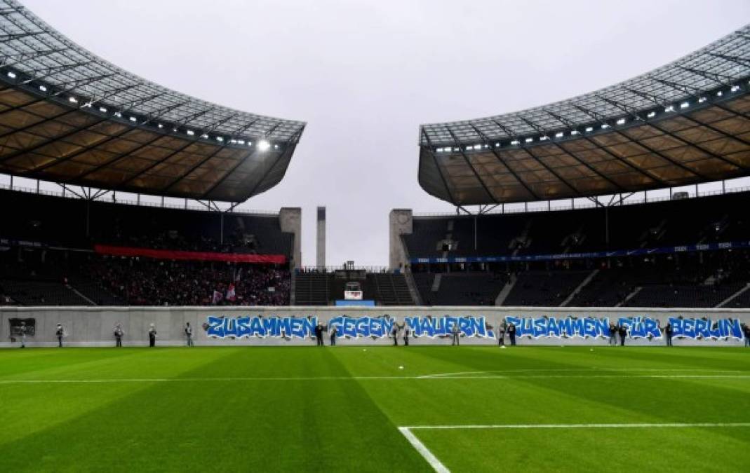 Un letrero que reza 'Juntos contra los muros, juntos para Berlín' decoraba la réplica del Muro.