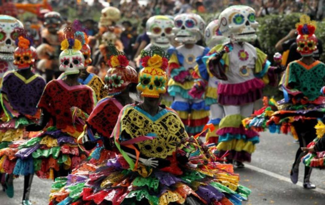 En tanto que otro pasaje de este largo desfile se dedica a México como nación 'refugio' porque 'ha abierto los brazos a ciudadanos de diversas partes del mundo', según informó el Gobierno capitalino.