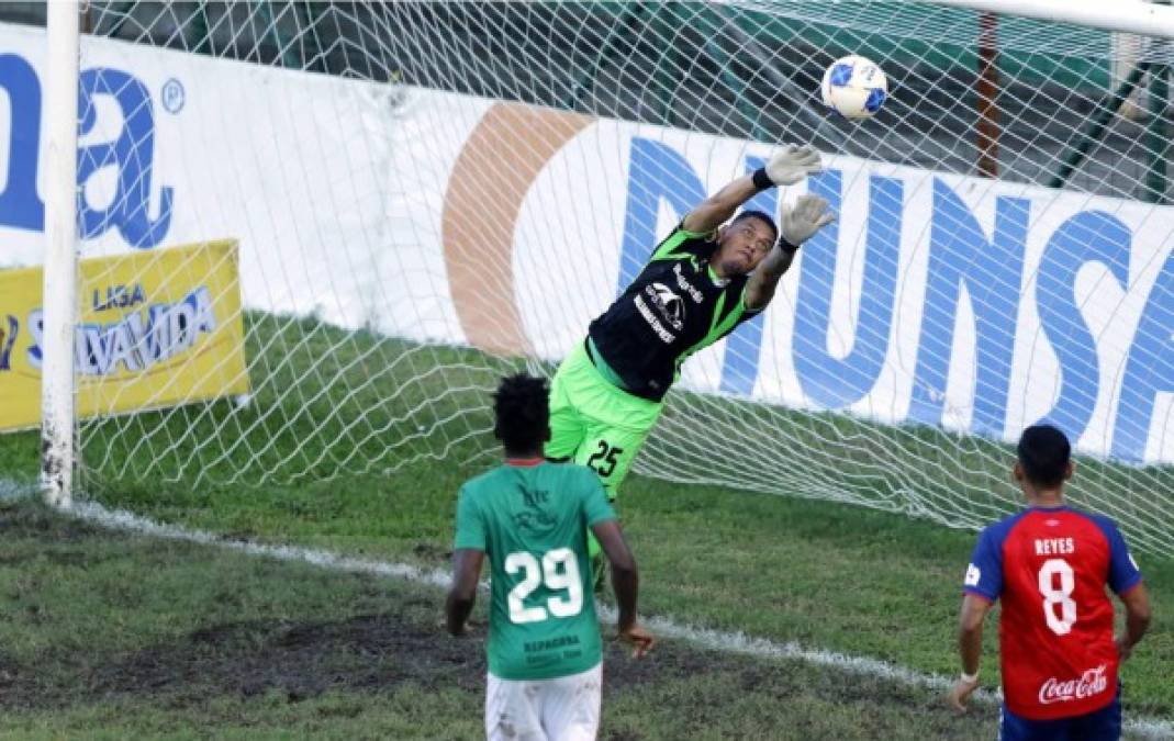 Denovan Torres realizó una gran tapada contra el Olimpia.