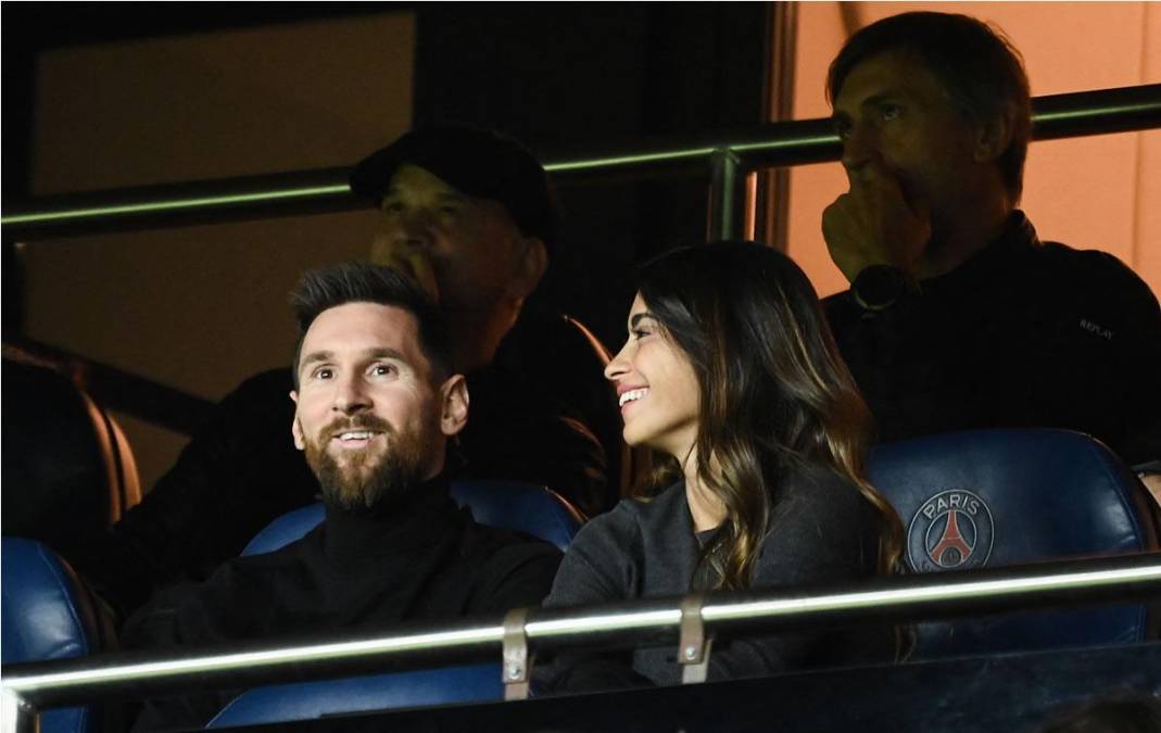 Lionel Messi fue acompañado por su hermosa esposa Antonela Roccuzzo en el palco del Parque de los Príncipes durante el partido del PSG contra el Benfica.