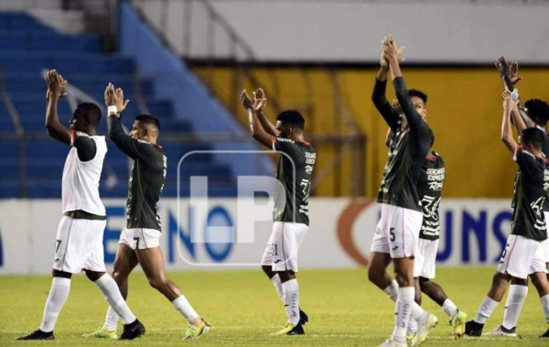 Los jugadores del Marathón agradecen el apoyo de su afición en el estadio Olímpico.