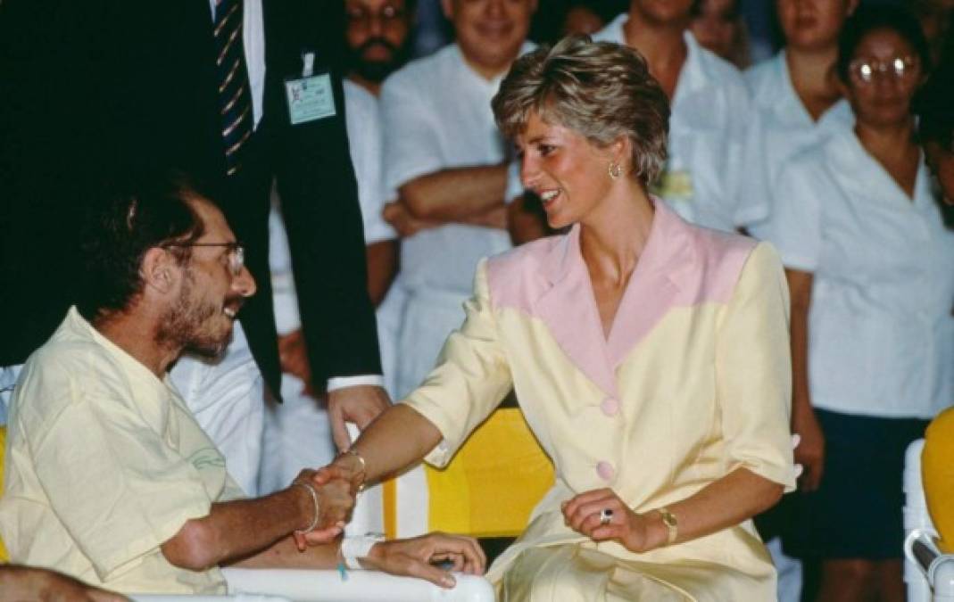 9. Su entrega ayudó a desestigmatizar el SIDA.<br/><br/>Por lo que Diana podría ser mejor recordado es su compasión, algo que sus hijos definitivamente heredaron.<br/><br/> Como todos los miembros reales, Diana apoyó varias obras de caridad, pero ninguno lo hizo como ella. Lady Di fue famosa por caminar a través de un campo de minas parcialmente despejado en Angola para difundir la conciencia de las minas terrestres. <br/><br/>Estrechó la mano de un paciente VIH positivo y visitó a huérfanos brasileños con SIDA, en una época cuando la enfermedad fue muy mal interpretada y estigmatizada. <br/><br/>'El VIH no hace que las personas sean peligrosas', dijo la princesa, 'así que puedes estrechar sus manos y darles un abrazo: Dios sabe que lo necesitan'.<br/>