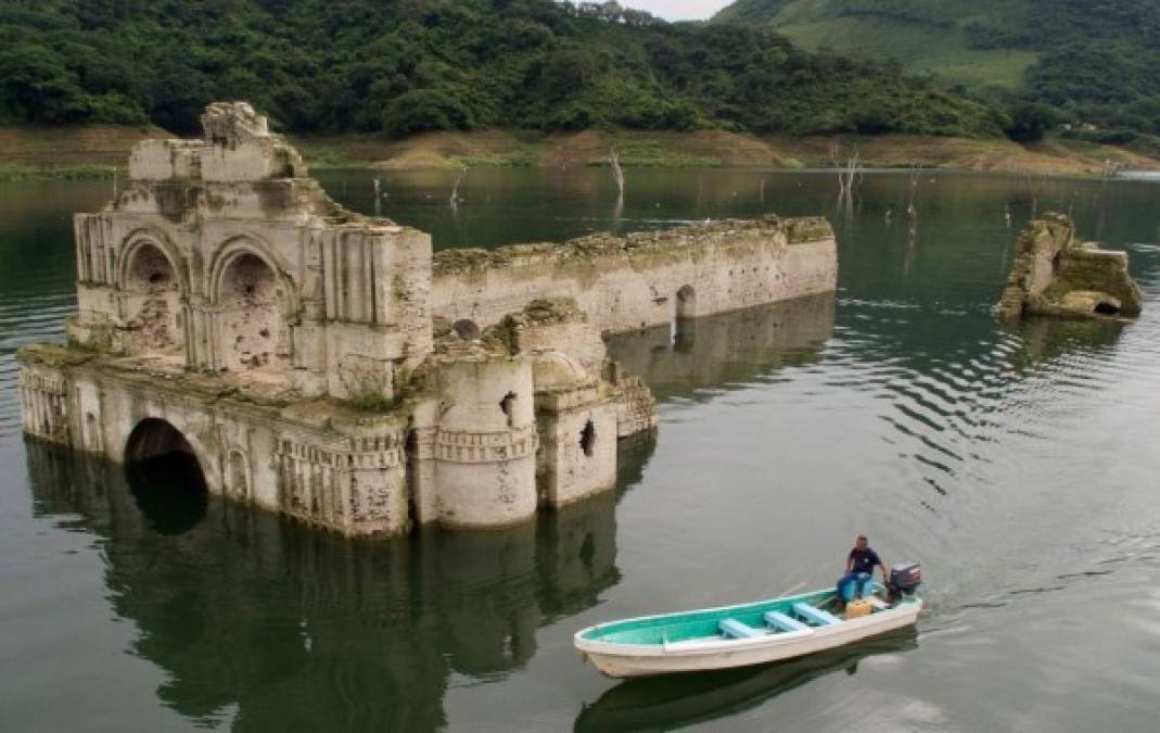 Se trata de la segunda vez que este sorprendente suceso acontece. En 2002 el agua bajó tanto de nivel que podía caminarse incluso en el interior de la construcción.