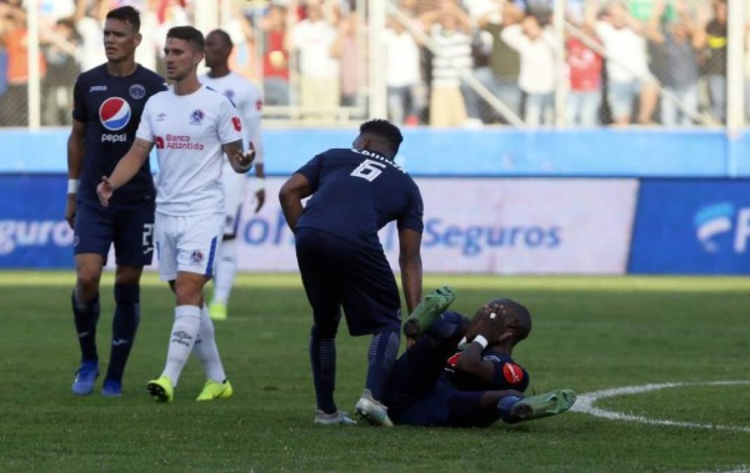 Rubilio Castillo en el suelo tras una agresión de Jonathan Paz.