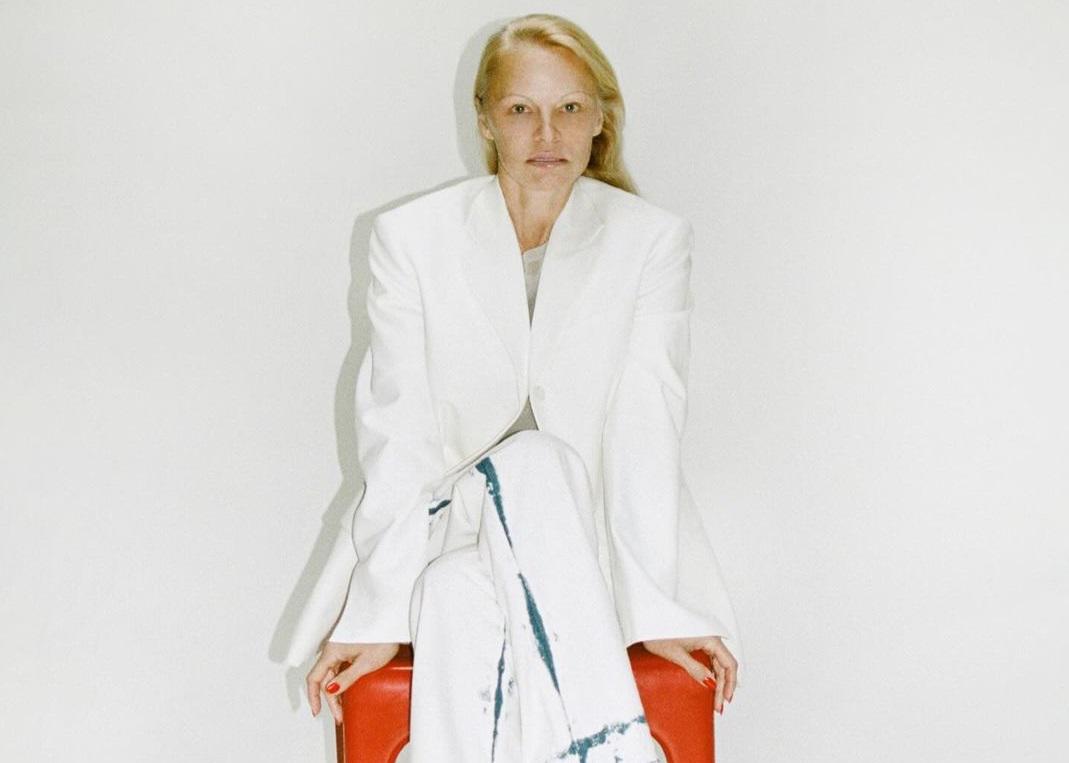 Pamela Anderson modela sin maquillaje para campaña de moda