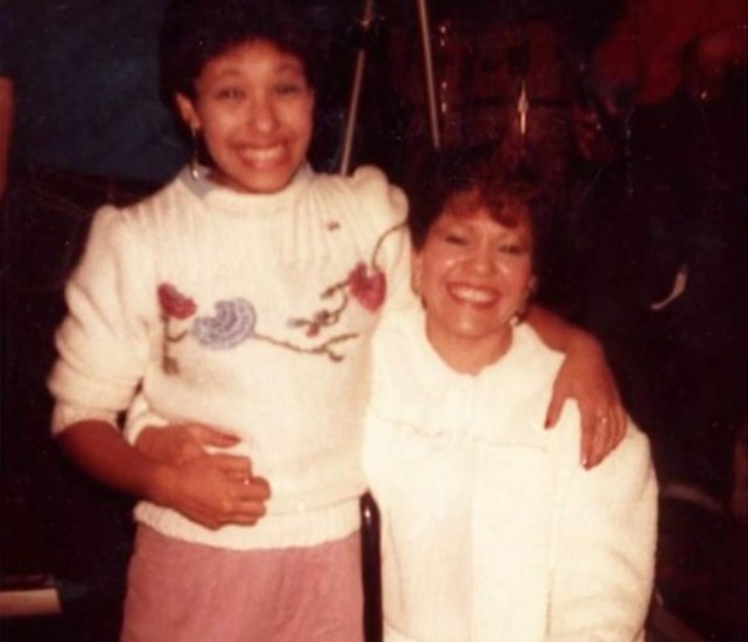 Su nueva serie en Netflix retrata desde los ensayos en el garaje cuando era una niña hasta la adoración que despertó en conciertos multitudinarios con apenas 20 años.