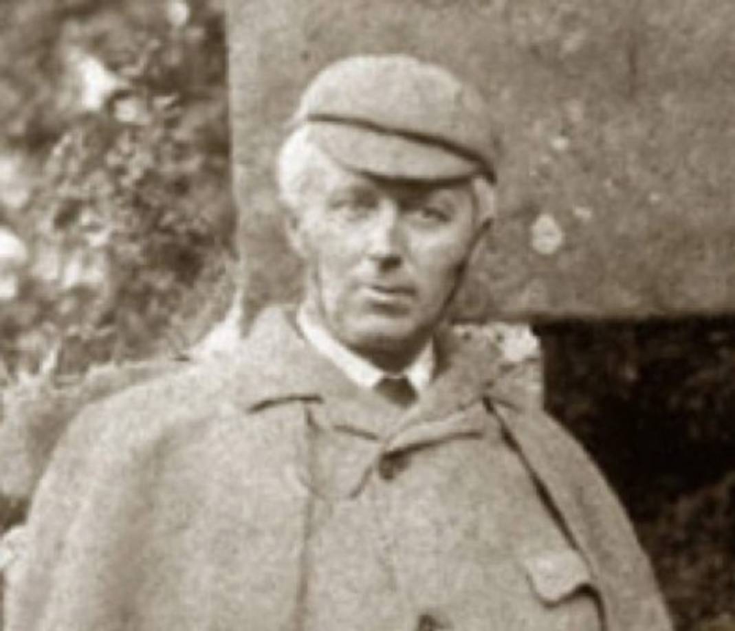 SHERLOCK HOLMES<br/>Legendario personaje surgido de la pluma del escritor inglés Arthur Conan Doyle. <br/>Según ciertos estudiosos, Conan Doyle se inspiró en uno de sus profesores de medicina, el doctor Joseph Bell, uno de los precursores de la medicina forense.