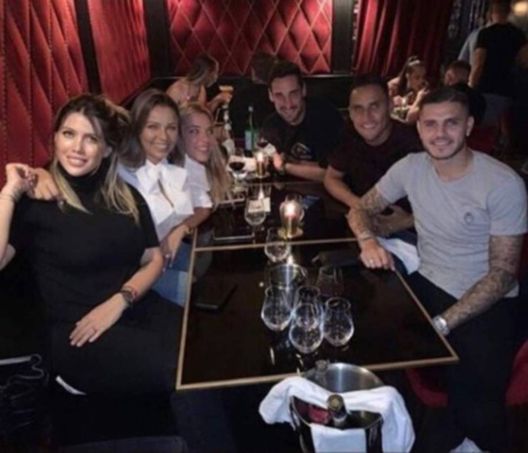 Entre Navas e Icardi se aprecia esta sintonía en los entrenamientos y en los partidos, mientras que sus respectivas parejas han realizado turismo, fotos y se les ha visto juntas por las calles de París